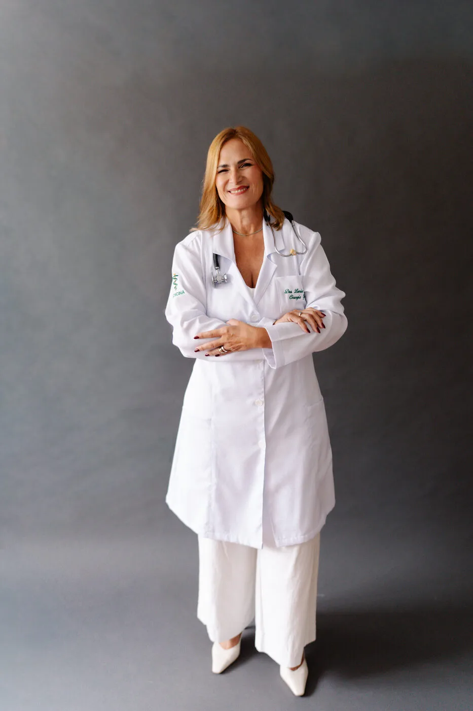Dra. Lenise Durão sorrindo, de jaleco branco